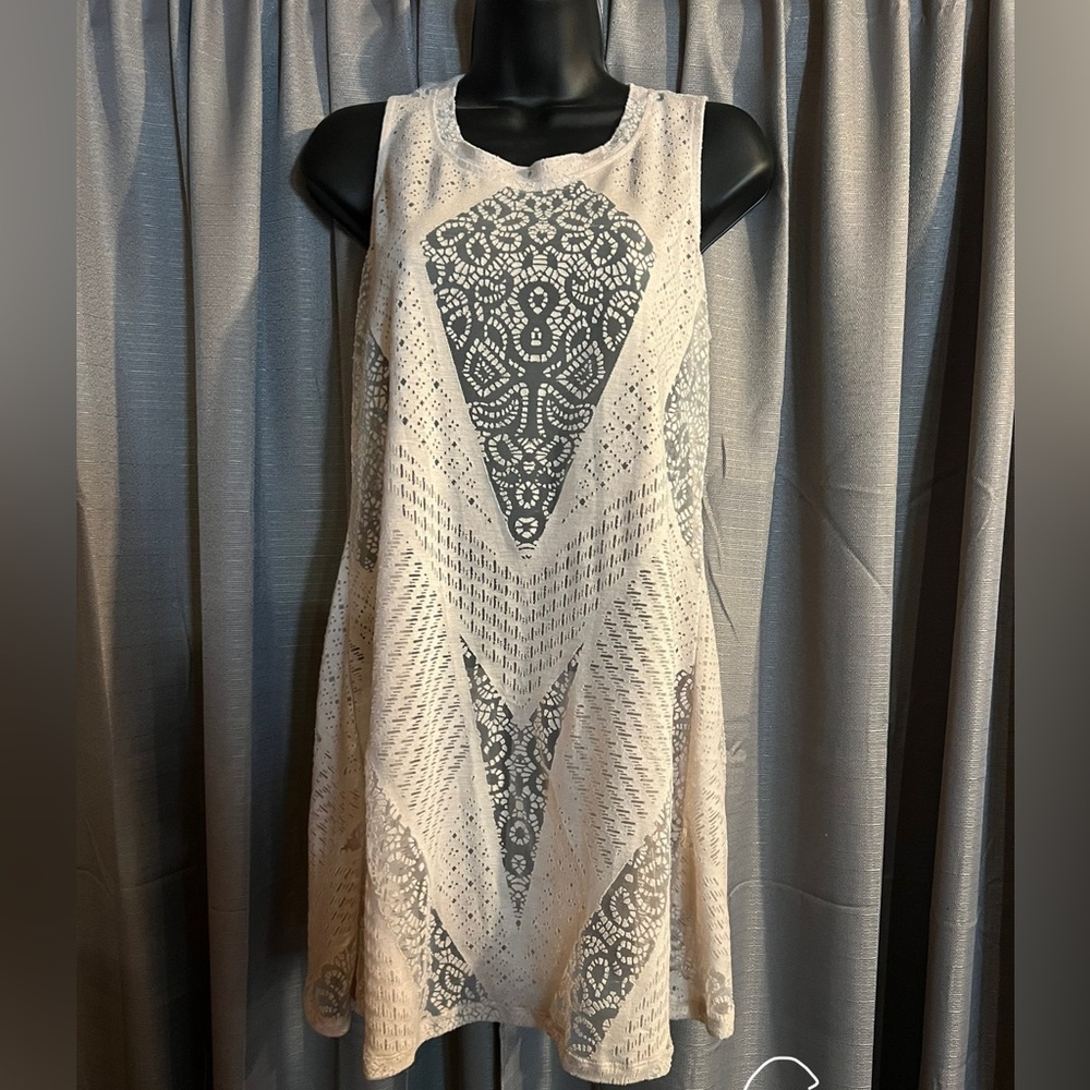 Small light pink tank top from Buckle.